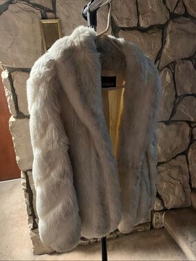 Jordache Vintage Faux Fur Jacket Plush Teddy Jacket in Light Gray and White